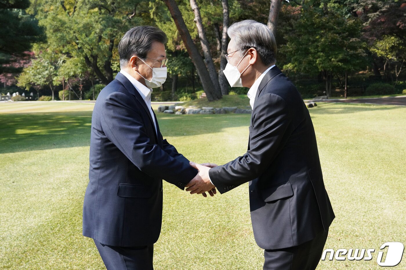 본문 이미지 - 문재인 대통령이 26일 오전 청와대 상춘재에서 이재명 더불어민주당 대선후보와 인사나누고 있다. 이광호 기자