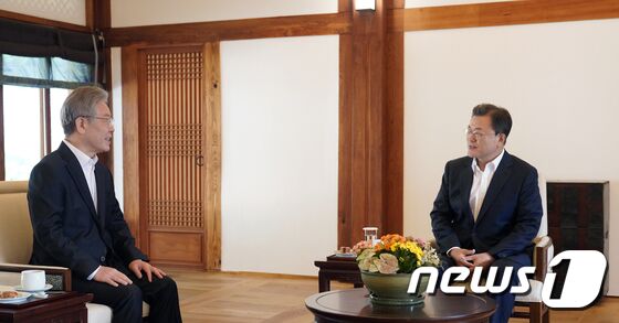 문재인 대통령이 26일 청와대 상춘재에서 열린 이재명 더불어민주당 제20대 대통령 후보 초청 차담에서 발언하고 있다. 이광호 기자