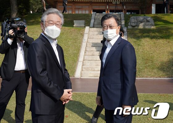 문재인 대통령이 26일 청와대 상춘재에서 이재명 더불어민주당 대선 후보와 대화하고 있다. 이광호 기자