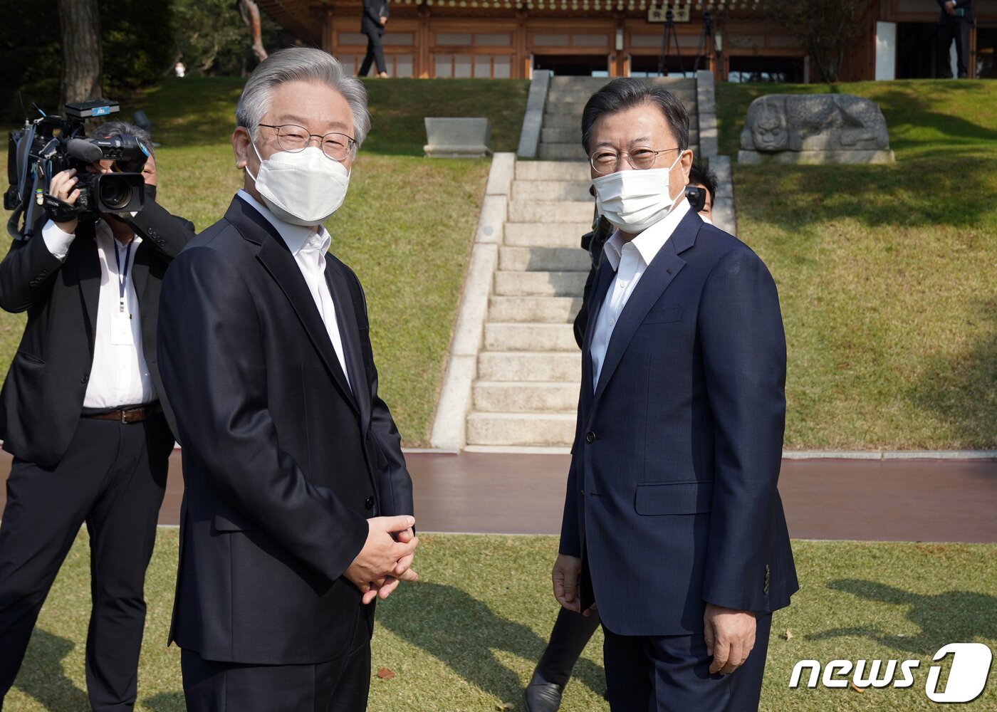 본문 이미지 - 문재인 대통령이 26일 청와대 상춘재에서 이재명 더불어민주당 대선 후보와 대화하고 있다. 이광호 기자