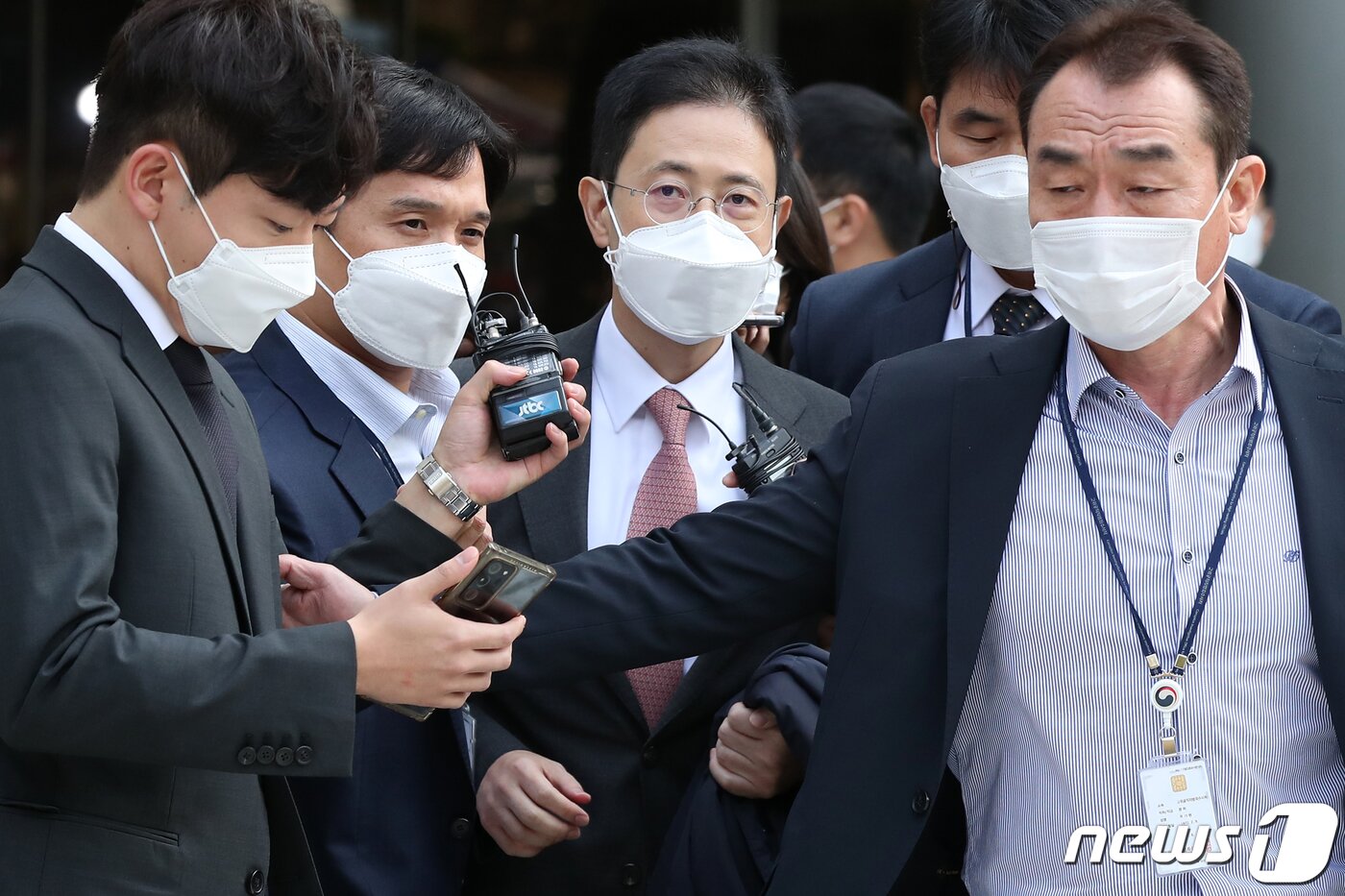 본문 이미지 - '고발사주 의혹'의 핵심인물인 손준성 전 대검찰청 수사정보정책관(현 대구고검 인권보호관)이 26일 오후 서울 서초구 서울중앙지밥법원에서 열린 영장실질심사를 마친 뒤 법원을 나서고 있다. 민경석 기자