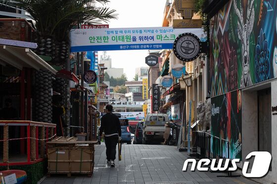 26일 서울 용산구 이태원 거리에 마스크 착용을 당부하는 현수막이 걸려 있다. 재난안전대책본부는 이번 주말 핼러윈 데이(Halloween Day)를 앞두고 이태원 일대 유흥주점, 단란주점, PC방, 노래방 등 고위험시설 894곳의 방역수칙 점검을 강화한다. 클럽, 헌팅포차, 감성주점은 현재 집합금지 업종이고, 일반 음식점은 출입명부를 작성한 뒤 오후 10시까지 이용해야 한다. 김부겸 국무총리는 26일