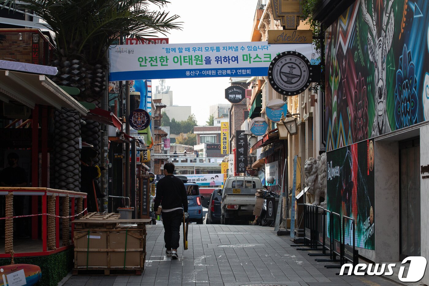 본문 이미지 - 26일 서울 용산구 이태원 거리에 마스크 착용을 당부하는 현수막이 걸려 있다. 재난안전대책본부는 이번 주말 핼러윈 데이(Halloween Day)를 앞두고 이태원 일대 유흥주점, 단란주점, PC방, 노래방 등 고위험시설 894곳의 방역수칙 점검을 강화한다. 클럽, 헌팅포차, 감성주점은 현재 집합금지 업종이고, 일반 음식점은 출입명부를 작성한 뒤 오후 10시까지 이용해야 한다. 김부겸 국무총리는 26일 "이번 주말 '핼러윈 데이'를 맞아, 섣부른 기대감에 들뜬 일부 젊은층의 방역수칙 위반을 우려하는 목소리가 커지고 있다"고 경고했다. 유승관 기자