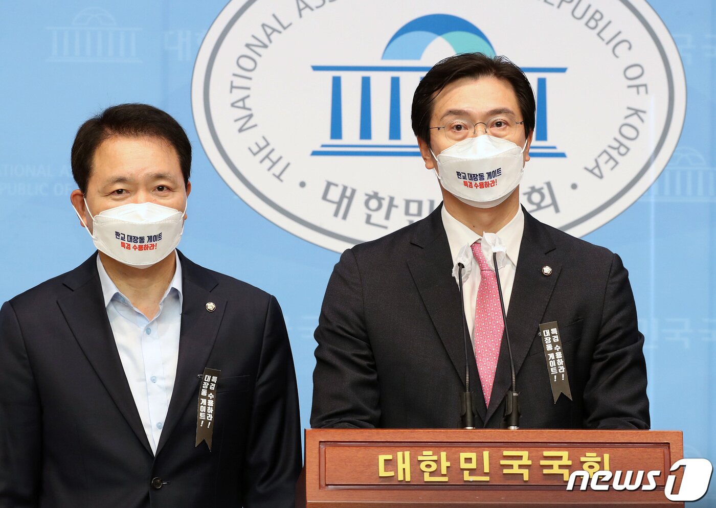 본문 이미지 - 국민의힘 강민국 의원을 비롯한 운영위원들이 26일 오후 국회 소통관에서 국회 운영위 파행 관련 긴급 기자회견을 열고 "더불어민주당이 고의로 청와대 국정감사를 파행시켰다＂고 주장하며 조속한 감사 재개를 요구하고 있다. 2021.10.26/뉴스1 ⓒ News1 이동해 기자