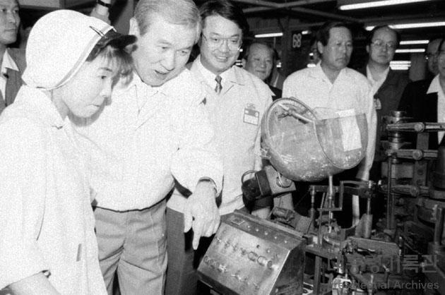 본문 이미지 - 1992년 삼성전자 시찰하는 노 전 대통령 모습. (대통령기록관 홈페이지 캡처) 2021.10.26/뉴스1