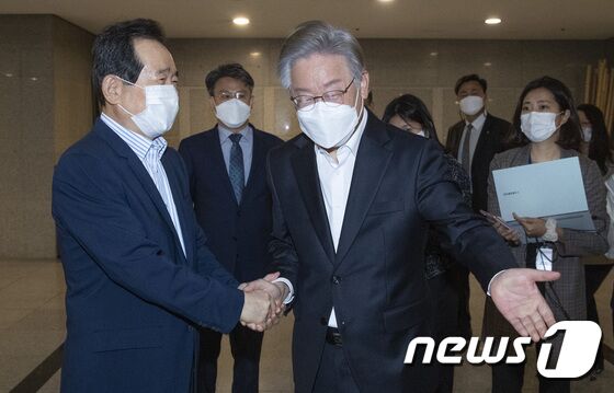 이재명 더불어민주당 대통령 예비후보(오른쪽)가 26일 오후 서울 영등포구 여의도동 한 한정식집 앞에서 정세균 전 국무총리를 안내하고 있다. 국회사진취재단
