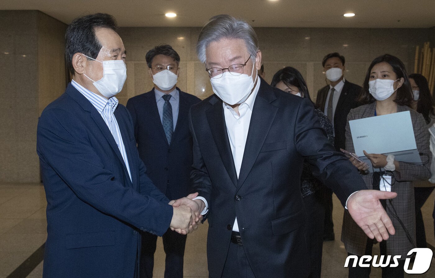 본문 이미지 - 이재명 더불어민주당 대통령 예비후보(오른쪽)가 26일 오후 서울 영등포구 여의도동 한 한정식집 앞에서 정세균 전 국무총리를 안내하고 있다. 국회사진취재단