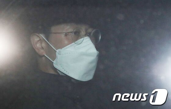 '고발사주 의혹'의 핵심인물인 손준성 전 대검찰청 수사정보정책관(현 대구고검 인권보호관)이 27일 경기도 의왕시 서울구치소를 나와 차량을 타고 이동하고 있다. 서울중앙지법 이세창 영장전담부장판사는 26일 직권남용권리행사방해 등의 혐의를 받는 손 검사에 대한 구속 전 피의자심문(영장실질심사)을 진행한 뒤 밤 10시40분쯤 구속영장 청구를 기각했다. 임세영 기자