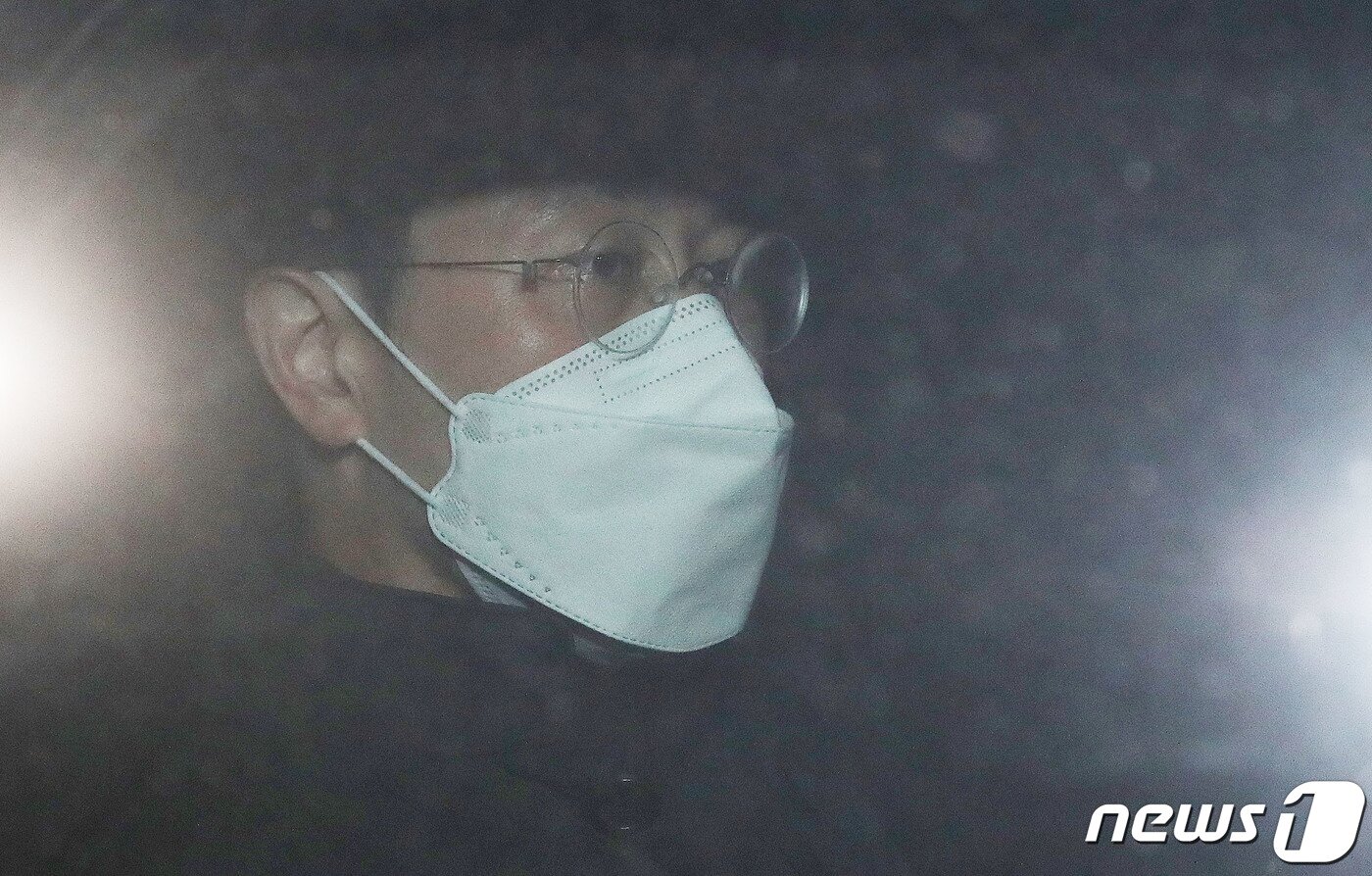 본문 이미지 - '고발사주 의혹'의 핵심인물인 손준성 전 대검찰청 수사정보정책관(현 대구고검 인권보호관)이 27일 경기도 의왕시 서울구치소를 나와 차량을 타고 이동하고 있다. 서울중앙지법 이세창 영장전담부장판사는 26일 직권남용권리행사방해 등의 혐의를 받는 손 검사에 대한 구속 전 피의자심문(영장실질심사)을 진행한 뒤 밤 10시40분쯤 구속영장 청구를 기각했다. 임세영 기자