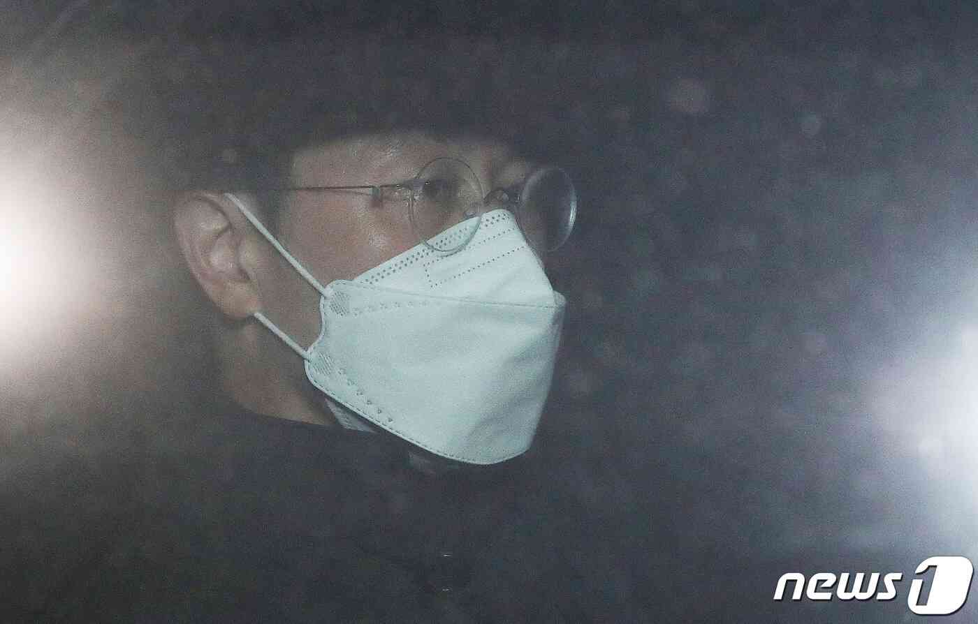 '고발사주 의혹'의 핵심인물인 손준성 전 대검찰청 수사정보정책관(현 대구고검 인권보호관)이 27일 경기도 의왕시 서울구치소를 나와 차량을 타고 이동하고 있다. 서울중앙지법 이세창 영장전담부장판사는 26일 직권남용권리행사방해 등의 혐의를 받는 손 검사에 대한 구속 전 피의자심문(영장실질심사)을 진행한 뒤 밤 10시40분쯤 구속영장 청구를 기각했다. 임세영 기자