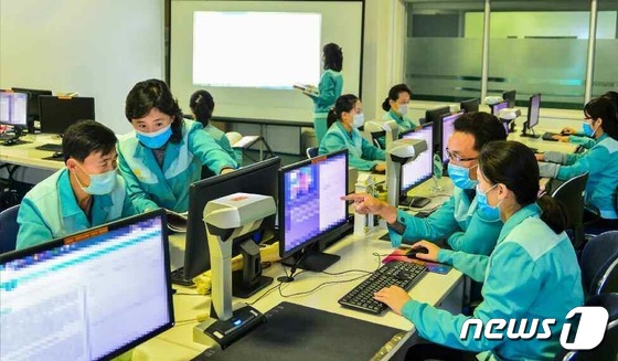 북한 과학기술전당 전자열람실…\