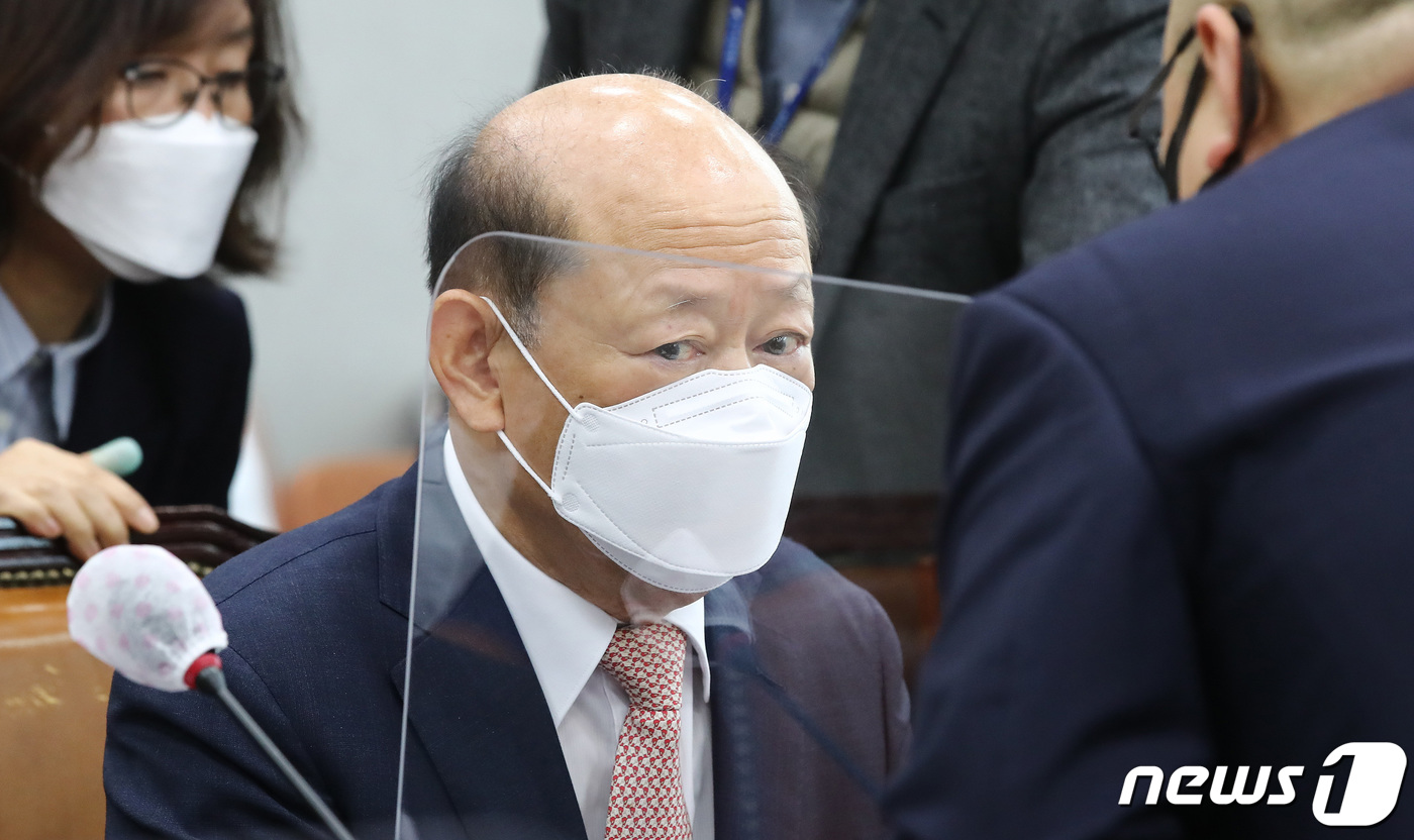 (서울=뉴스1) 이동해 기자 = 송두환 국가인권위원회 위원장이 27일 국회에서 열린 운영위원회 국가인권위원회에 대한 국정감사에 참석해 관계자와 대화하고 있다. 2021.10.27/ …