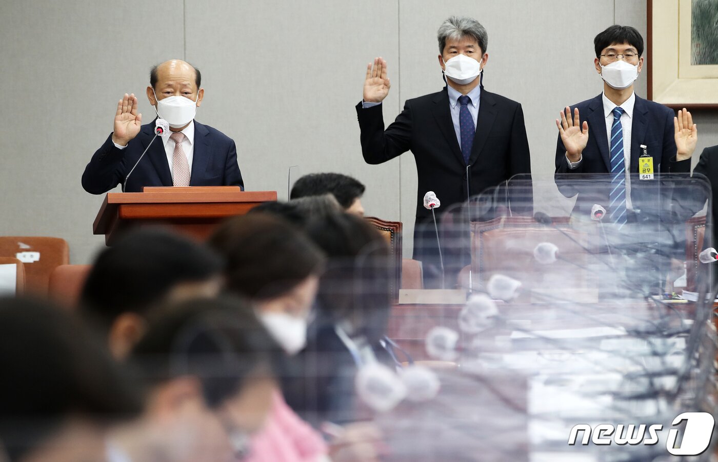 본문 이미지 - 송두환 국가인권위원회 위원장이 27일 국회에서 열린 운영위원회의 국가인권위원회에 대한 국정감사에서 증인 선서를 하고 있다. 2021.10.27/뉴스1 ⓒ News1 오대일 기자