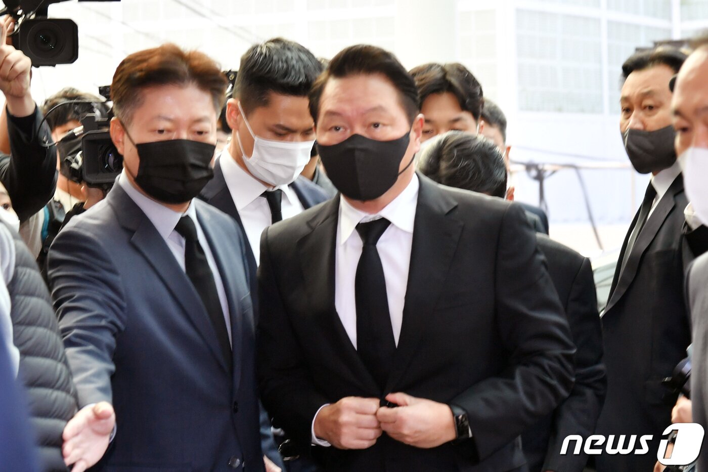 본문 이미지 - 노태우 전 대통령이 향년 89세를 일기로 사망한 가운데 27일 빈소가 마련된 서울대병원 장례식장에 최태원 SK그룹 회장이 조문을 위해 도착하고 있다.2021.10.27/뉴스1 ⓒ News1 사진공동취재단