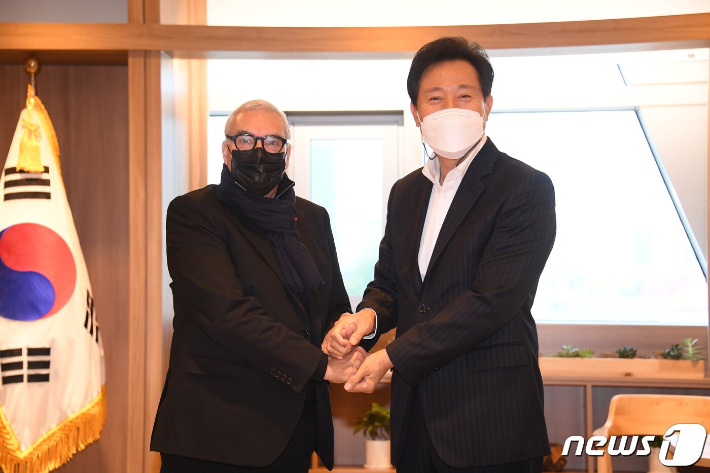 본문 이미지 - 오세훈 서울시장이 27일 도미니크 페로 서울도시건축비엔날레 총감독을 만나 기념사진을 촬영하고 있다(서울시 제공).ⓒ 뉴스1
