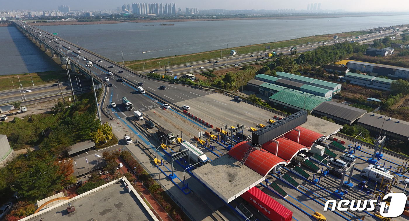 (김포=뉴스1) 정진욱 기자 = 경기도가 27일 낮 12시부터 일산대교 통행료가 무료화 했다.경기도는 ㈜일산대교에 대한 사업시행자 지정을 취소하는 공익처분을 시행해 무료통행할 수 …