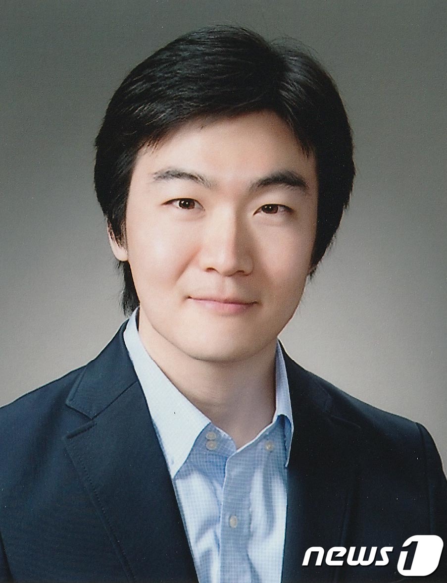 (서울=뉴스1) = LG복지재단은 27일 천장 붕괴 위기에서 20여명의 시민들을 대피시켜 대형 인명피해를 막은 김민성(45) 대구시청 주무관에게 ‘LG의인상’을 수여했다고 밝혔다. …