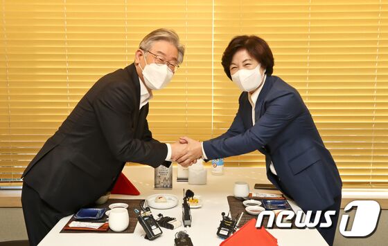 이재명 더불어민주당 대선 후보가 27일 서울 여의도의 한 식당에서 추미애 전 법무부 장관과 오찬 회동을 하며 악수하고 있다. 오대일 기자