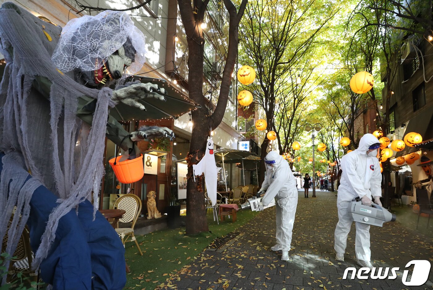 핼러윈 데이를 나흘 앞둔 27일 오후 경기도 용인시 기흥구 보정동 카페거리에서 기흥구보건소 관계자들이 방역 작업을 하고 있다. 김영운 기자