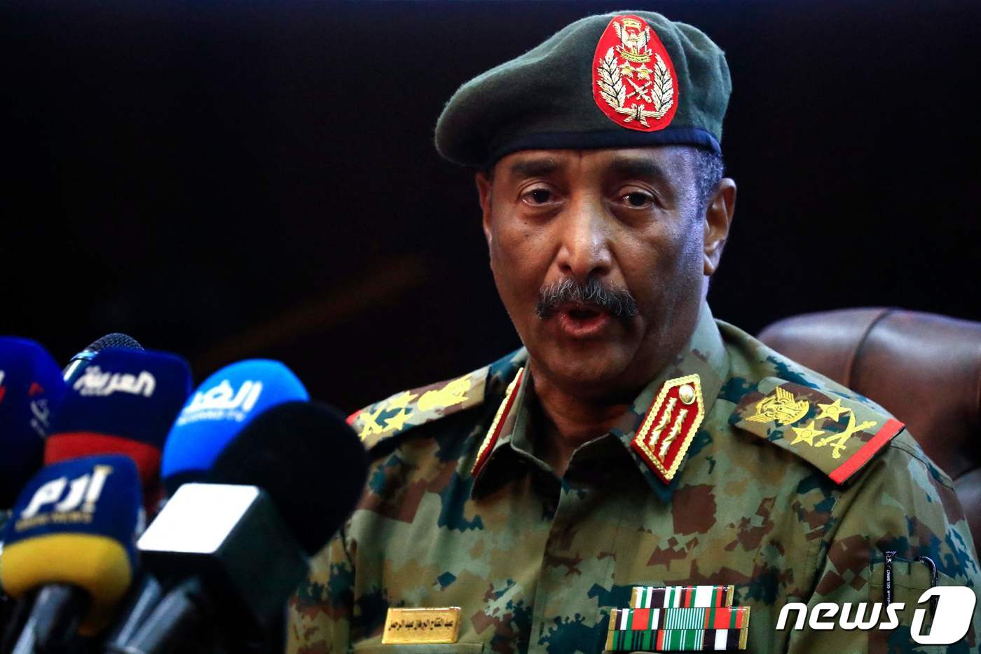 (하르툼 AFP=뉴스1) 신윤하 기자 = 26일(현지시간) 수단 군부 최고사령관인 압델 파타 부르한 장군이 수단 하르툼에서 기자회견을 하고 있다. 전날 오전 수단에서는 쿠데타가 일 …