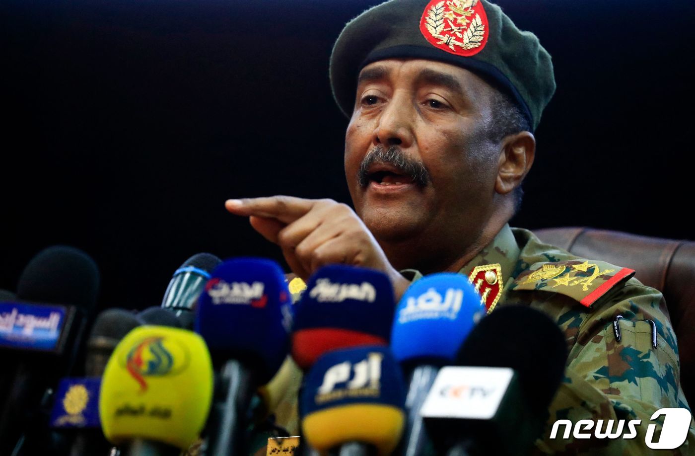 (하르툼 AFP=뉴스1) 신윤하 기자 = 26일(현지시간) 수단 군부 지도자인 압델 파타 부르한 최고사령관이 수도인 하르툼에서 기자회견을 하고 있다. 그는 내전을 막기 위해 쿠데타 …
