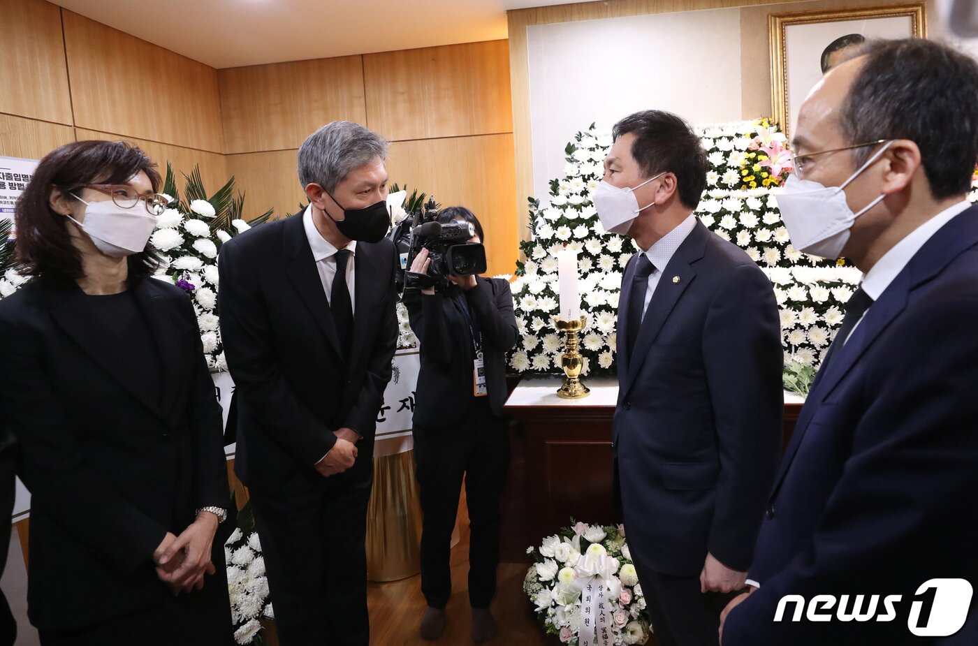 본문 이미지 - 김기현 국민의힘 원내대표(오른쪽 두번째)가 27일 서울 종로구 서울대병원 장례식장에 마련된 노태우 전 대통령 빈소를 찾아 조문한뒤 유족인 딸 노소영 아트센터 나비 관장(왼쪽)과 아들 노재헌 동아시아문화센터 이사장과 인사를 나누고 있다. 2021.10.27/뉴스1 ⓒ News1 사진공동취재단
