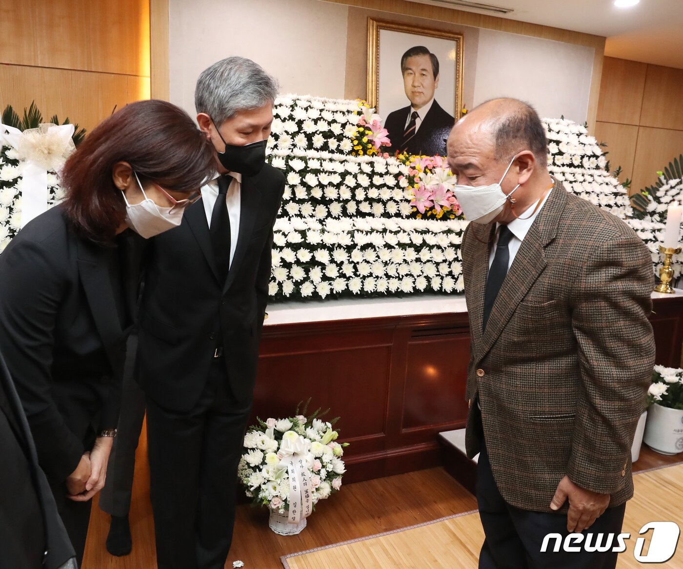 본문 이미지 - 5.18 광주민주화운동 당시 전남도청에서 시민군 상황실장을 맡았던 박남선(오른쪽)씨가 27일 서울 종로구 서울대병원 장례식장에 마련도니 노태우 전 대통령 빈소에서 유족인 딸 노소영 아트센터 나비 관장(왼쪽)과 아들 노재헌 동아시아문화센터 이사장과 인사하고 있다. 2021.10.27/뉴스1 ⓒ News1 사진공동취재단