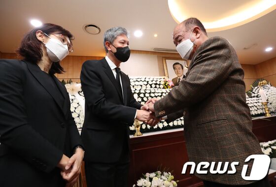 5.18 광주민주화운동 당시 전남도청에서 시민군 상황실장을 맡았던 박남선(오른쪽)씨가 27일 서울 종로구 서울대병원 장례식장에 마련된 노태우 전 대통령 빈소에서 유족인 딸 노소영 아트센터 나비 관장(왼쪽)과 아들 노재헌 동아시아문화센터 이사장을 위로하고 있다. 사진공동취재단