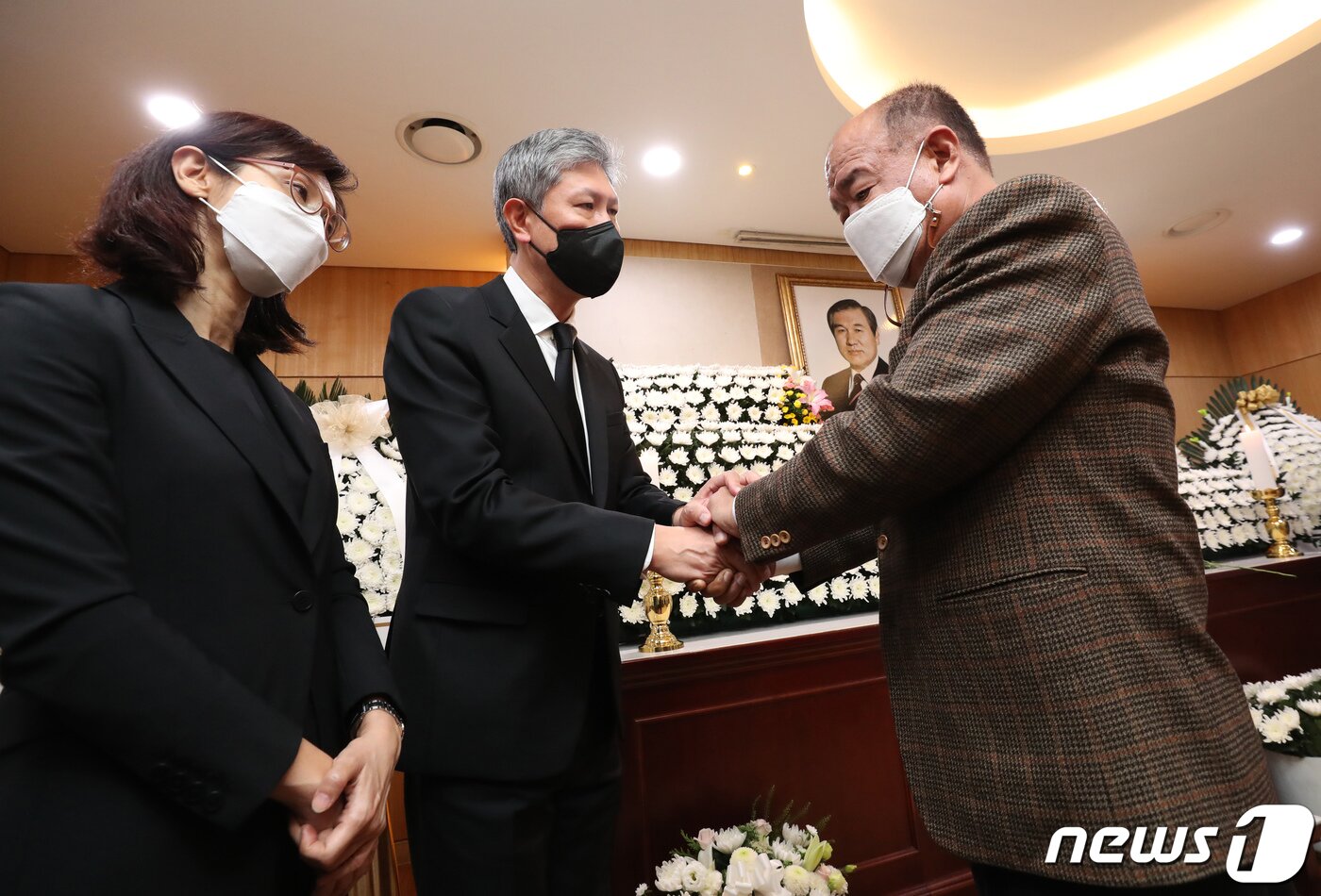 본문 이미지 - 5.18 광주민주화운동 당시 전남도청에서 시민군 상황실장을 맡았던 박남선(오른쪽)씨가 27일 서울 종로구 서울대병원 장례식장에 마련된 노태우 전 대통령 빈소에서 유족인 딸 노소영 아트센터 나비 관장(왼쪽)과 아들 노재헌 동아시아문화센터 이사장을 위로하고 있다. 사진공동취재단
