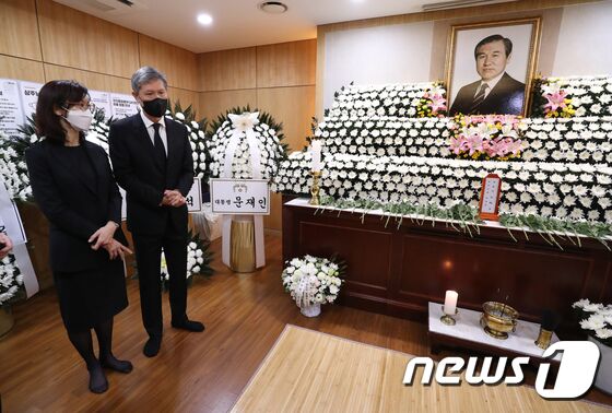 27일 서울대병원 장례식장에 마련된 노태우 전 대통령의 빈소에서 딸 노소영 아트센터 나비 관장과 아들 노재헌 동아시아문화센터 이사장이 조문객을 맞이하고 있다. 사진공동취재단