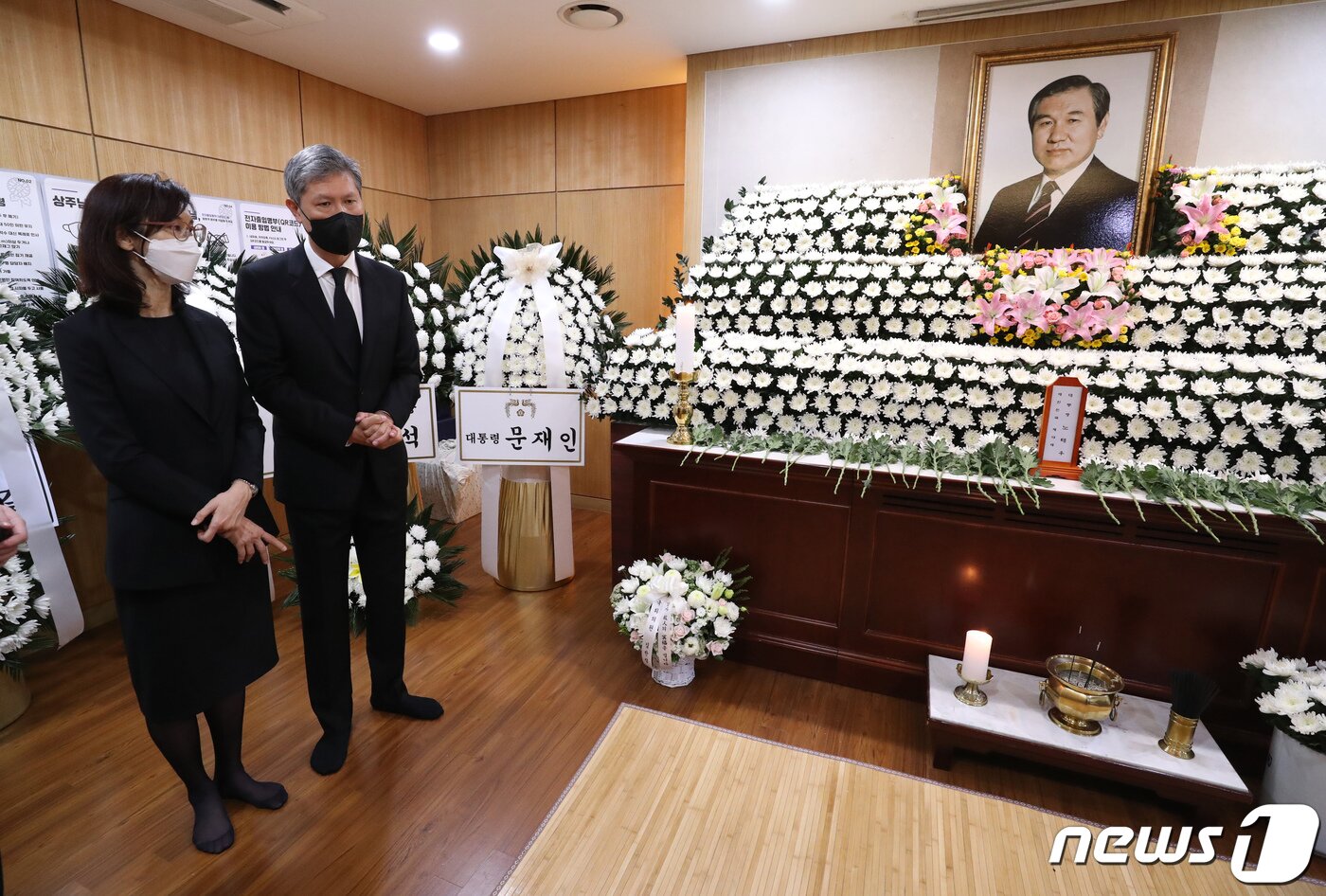 27일 서울대병원 장례식장에 마련된 노태우 전 대통령의 빈소에서 딸 노소영 아트센터 나비 관장과 아들 노재헌 동아시아문화센터 이사장이 조문객을 맞이하고 있다. 사진공동취재단