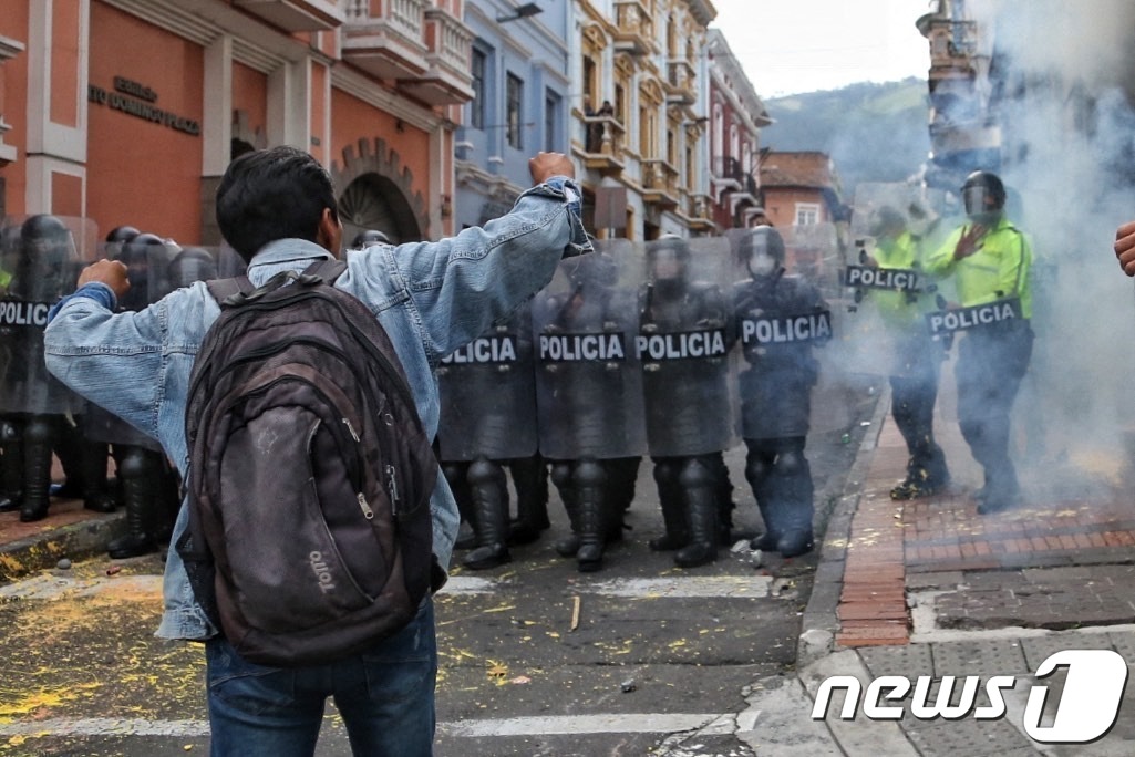 (키토 AFP=뉴스1) 신윤하 기자 = 26일(현지시간) 에콰도르 수도 키토에서 유가 인상에 항의하는 시위대가 진압 경찰과 충돌하고 있다.ⓒ AFP=뉴스1