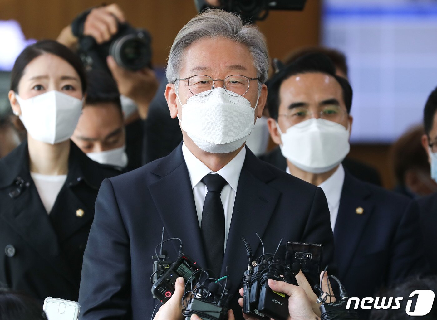 본문 이미지 - 이재명 더불어민주당 대선후보가 27일 오후 서울 종로구 서울대병원 장례식장에 마련된 고(故) 노태우 전 대통령 빈소를 찾아 조문을 마치고 취재진의 질문에 답하고 있다. 2021.10.27/뉴스1 ⓒ News1 사진공동취재단