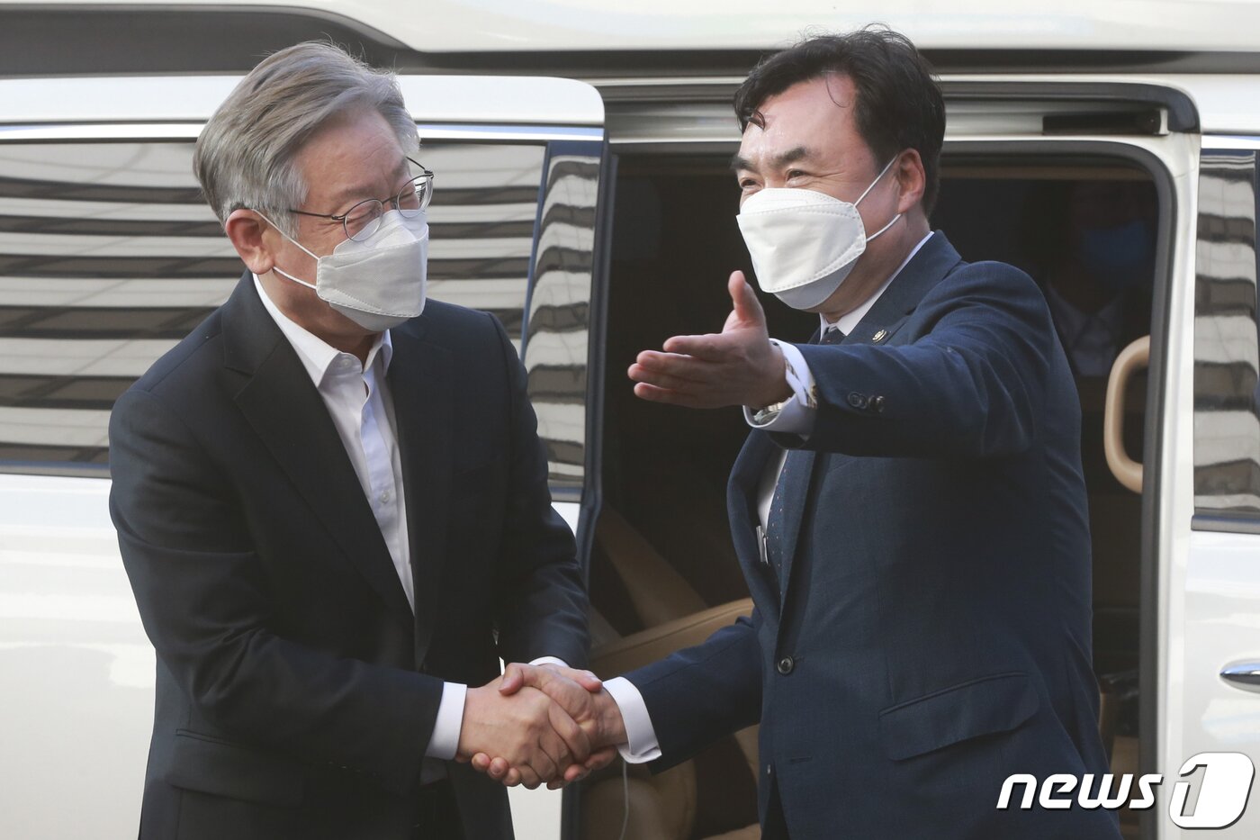 본문 이미지 - 이재명 더불어민주당 대선 후보가 지난 10월27일 오후 서울 여의도 당사를 찾아 윤관석 사무총장의 안내를 받고 있다. 2021.10.27/뉴스1 ⓒ News1 오대일 기자