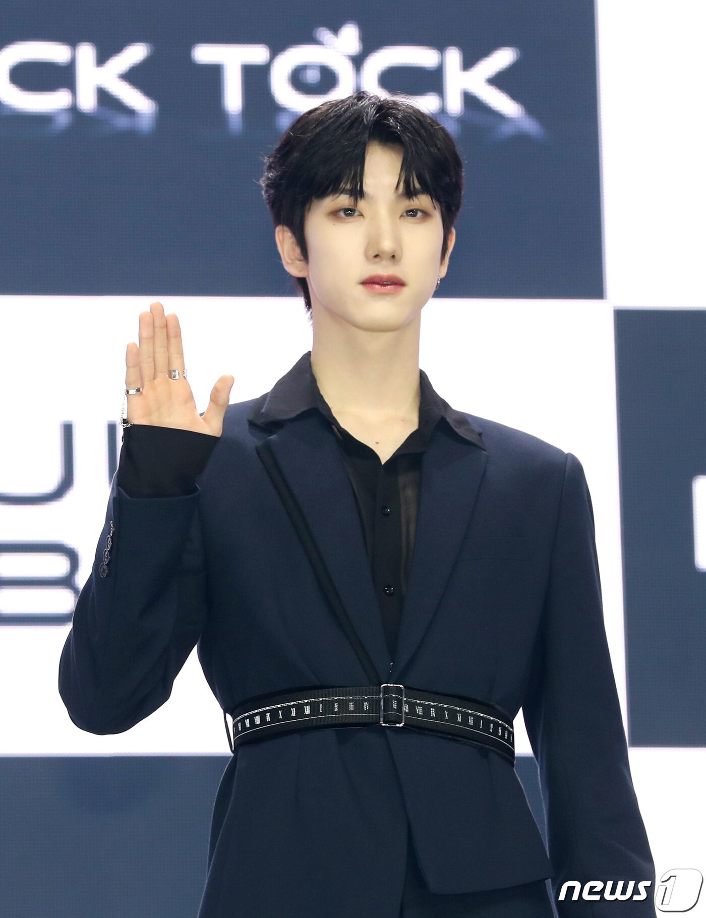 본문 이미지 - 저스트비 전도염이 27일 오후 서울 광진구 예스24라이브홀에서 열린 첫 번째 싱글 앨범 '저스트 비트' 발매기념 쇼케이스에서 포즈를 취하고 있다. 2021.10.27/뉴스1 ⓒ News1 권현진 기자