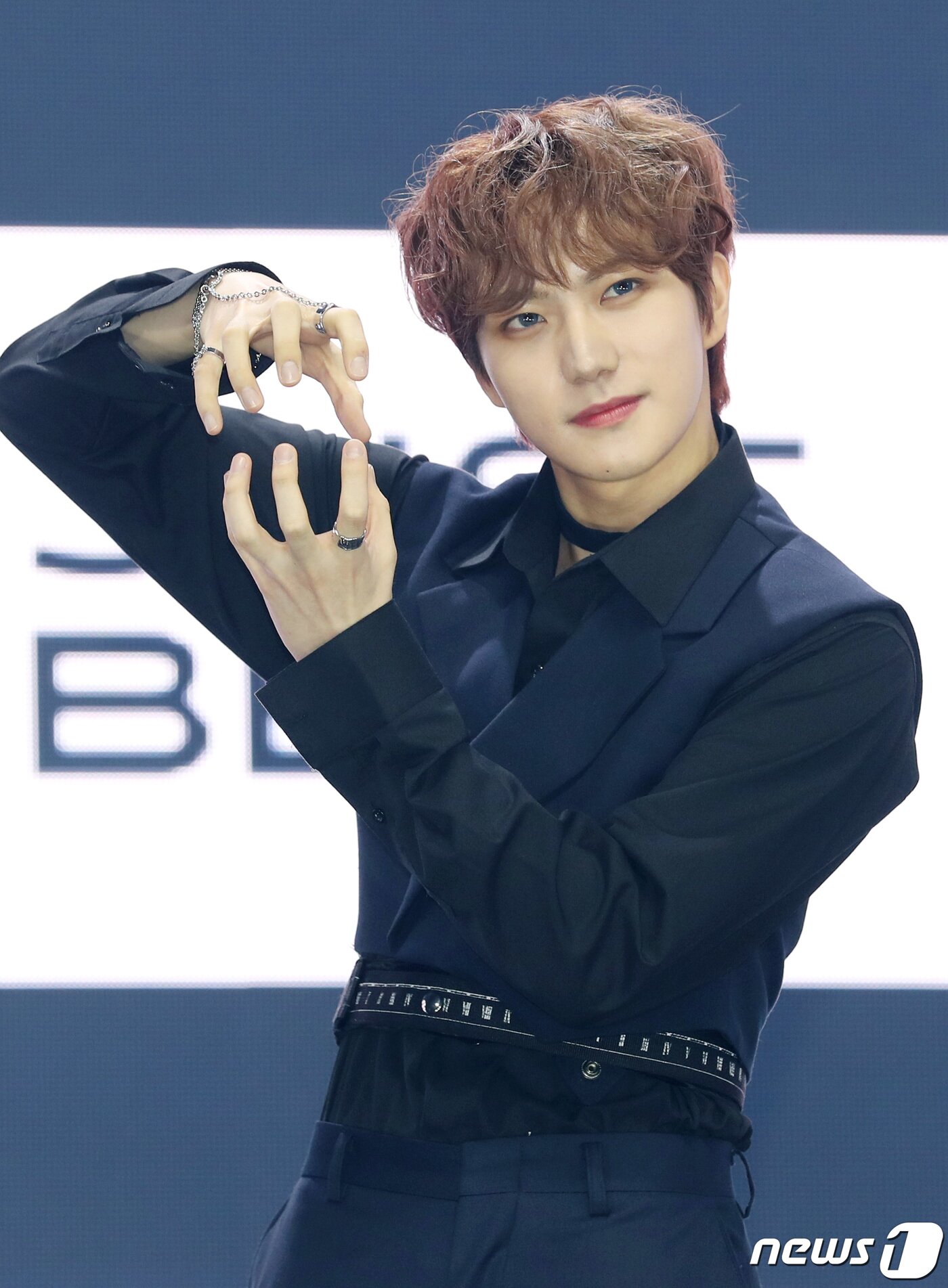 본문 이미지 - 저스트비 JM이 27일 오후 서울 광진구 예스24라이브홀에서 열린 첫 번째 싱글 앨범 '저스트 비트' 발매기념 쇼케이스에서 포즈를 취하고 있다. 2021.10.27/뉴스1 ⓒ News1 권현진 기자