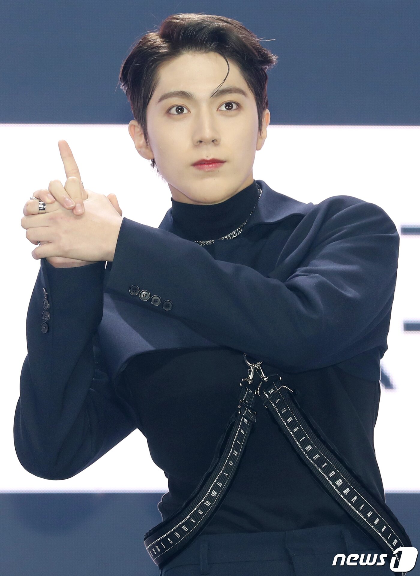 본문 이미지 - 저스트비 김상우가 27일 오후 서울 광진구 예스24라이브홀에서 열린 첫 번째 싱글 앨범 '저스트 비트' 발매기념 쇼케이스에서 포즈를 취하고 있다. 2021.10.27/뉴스1 ⓒ News1 권현진 기자