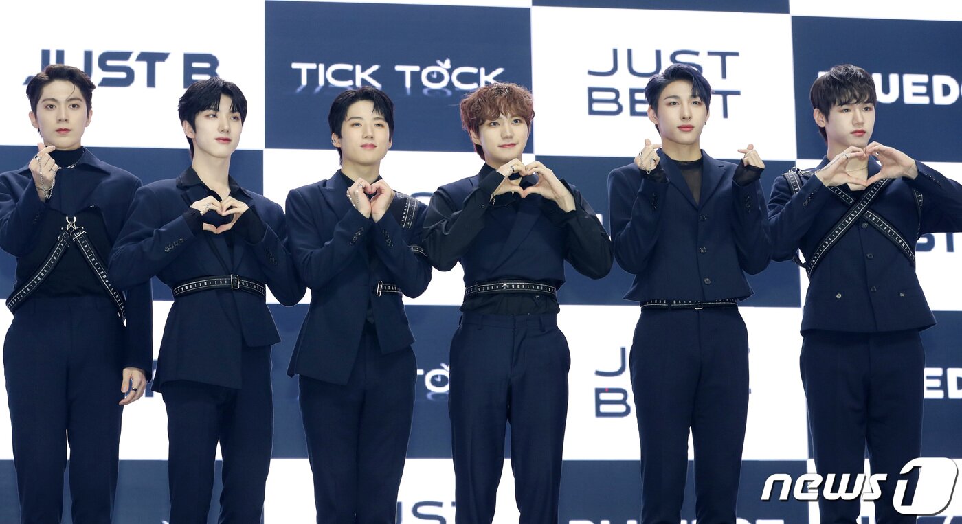 본문 이미지 - 저스트비 김상우(왼쪽부터), 전도염, 이건우, JM, 임지민, 배인이 27일 오후 서울 광진구 예스24라이브홀에서 열린 첫 번째 싱글 앨범 '저스트 비트' 발매기념 쇼케이스에서 포즈를 취하고 있다. 2021.10.27/뉴스1 ⓒ News1 권현진 기자