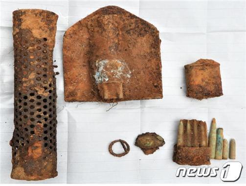 본문 이미지 - 백마고지에서 발견된 전사자 유품 ⓒ 국방부 제공