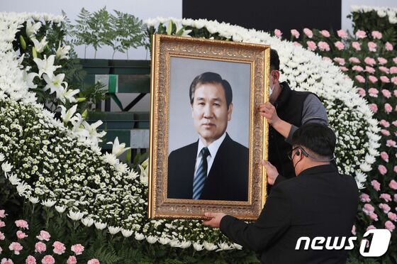 28일 오전 서울 중구 서울광장에 고(故) 노태우 전 대통령 분향소가 마련되고 있다. 노 전 대통령은 지난 26일 향년 89세를 일기로 별세, 정부는 국가장을 결정했다. 박정호 기자