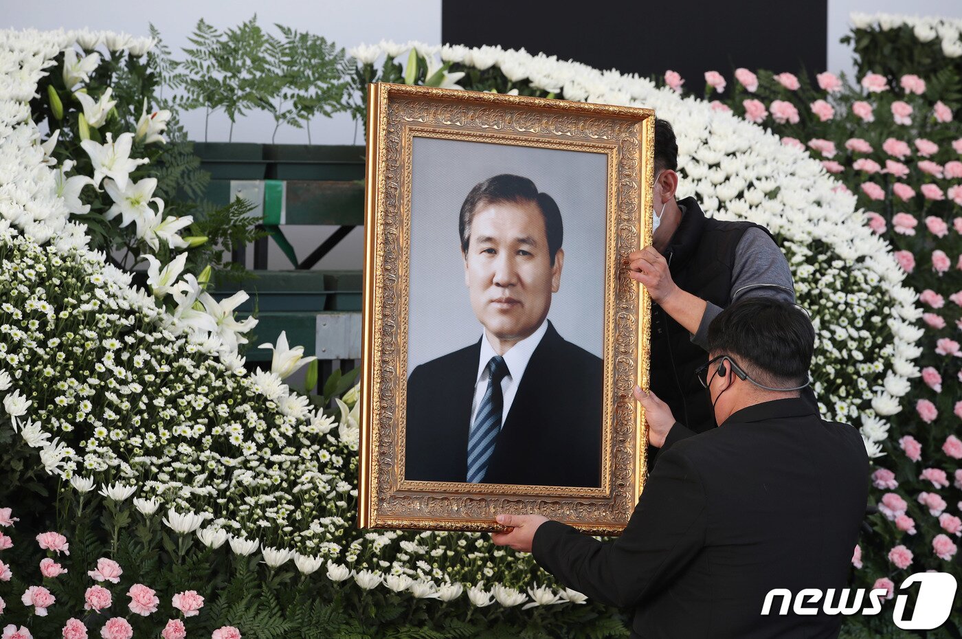 본문 이미지 - 28일 오전 서울 중구 서울광장에 고(故) 노태우 전 대통령 분향소가 마련되고 있다. 노 전 대통령은 지난 26일 향년 89세를 일기로 별세, 정부는 국가장을 결정했다. 박정호 기자