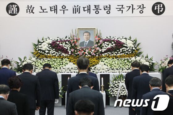 28일 오전 대구시청 별관 대강당에 마련된 노태우 전 대통령 국가장 분향소에 권영진 대구시장과 구청장‧군수, 공사‧공단 임원, 대구시 간부공무원 등의 합동 조문이 이어지고 있다. 공정식 기자