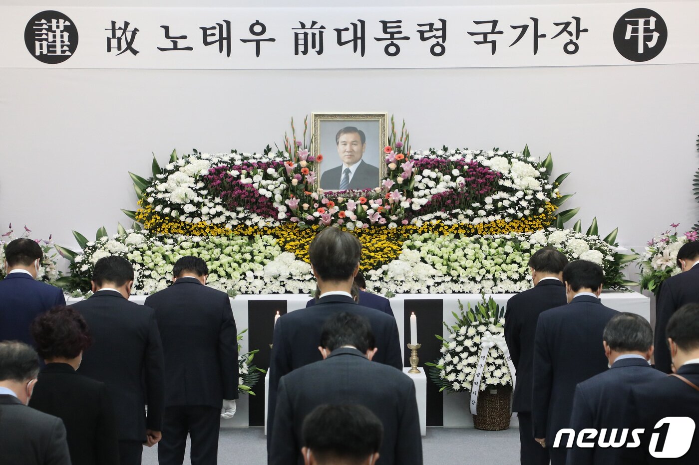 본문 이미지 - 28일 오전 대구시청 별관 대강당에 마련된 노태우 전 대통령 국가장 분향소에 권영진 대구시장과 구청장‧군수, 공사‧공단 임원, 대구시 간부공무원 등의 합동 조문이 이어지고 있다. 공정식 기자