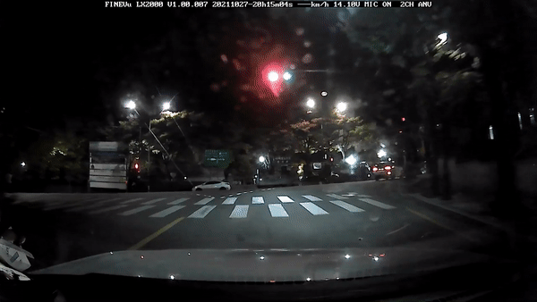 본문 이미지 - 좌회전 신호를 받고 주행 중인 차량 옆으로 자전거를 탄 학생이 등장하는 모습. (온라인 커뮤니티 '보배드림' 갈무리) ⓒ 뉴스1