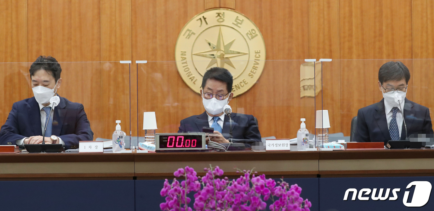 (서울=뉴스1) 국회사진취재단 = 박지원 국가정보원장(가운데)이 28일 국가정보원 청사에서 열린 국회 정보위원회의 2021년도 국가정보원에 대한 국정감사에서 회의 시작을 기다리고 …