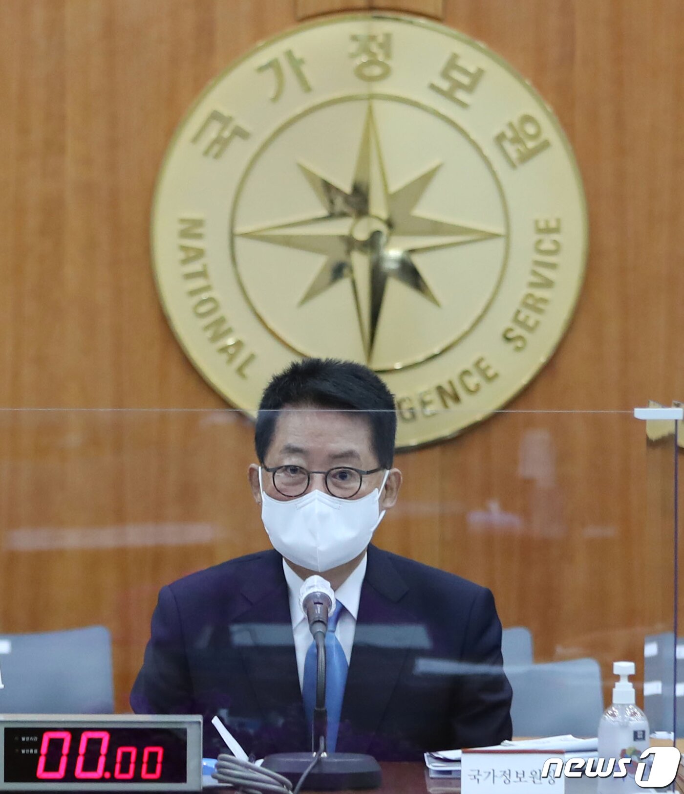 본문 이미지 - 박지원 국가정보원장이 28일 국정원에서 열린 정보위원회의 국정원 국정감사에 출석, 감사 준비를 하고 있다. 2021.10.28/뉴스1 ⓒ News1 국회사진취재단