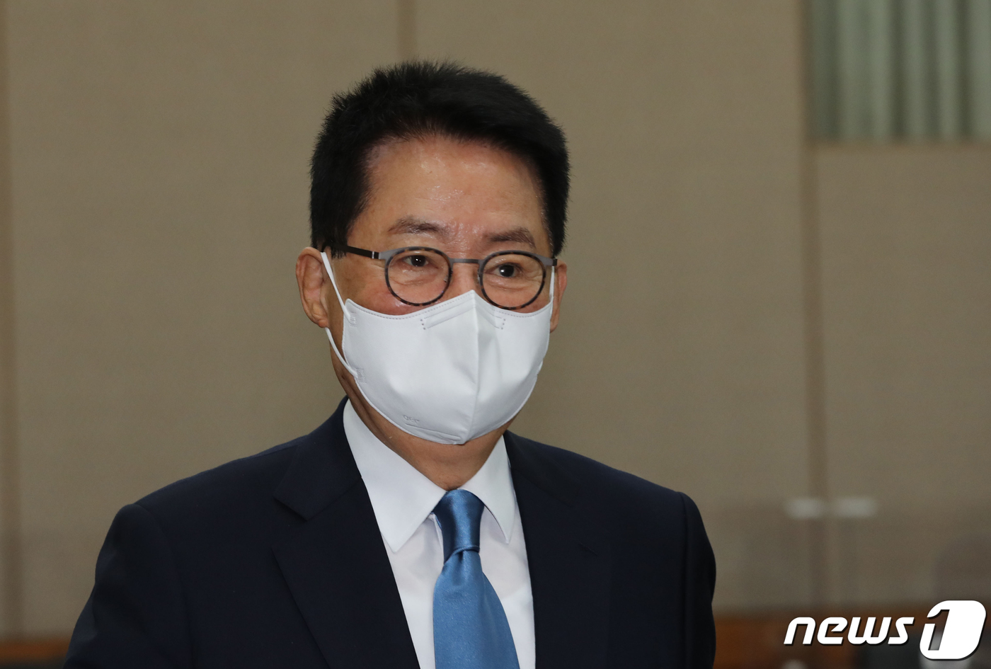 (서울=뉴스1) 국회사진취재단 = 박지원 국가정보원장이 28일 국정원에서 열린 정보위원회의 국정원 국정감사에 출석하고 있다. 2021.10.28/뉴스1