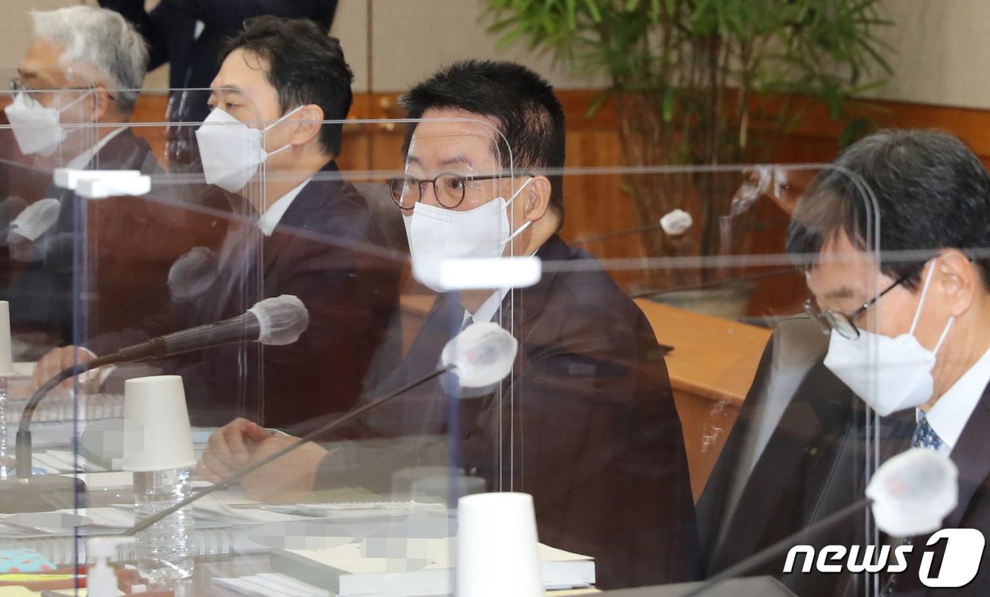 (서울=뉴스1) 국회사진취재단 = 박지원 국가정보원장이 28일 국정원에서 열린 정보위원회의 국정원 국정감사에 출석, 감사 준비를 하고 있다. 왼쪽부터 박선원 기조실장, 윤형중 1차 …