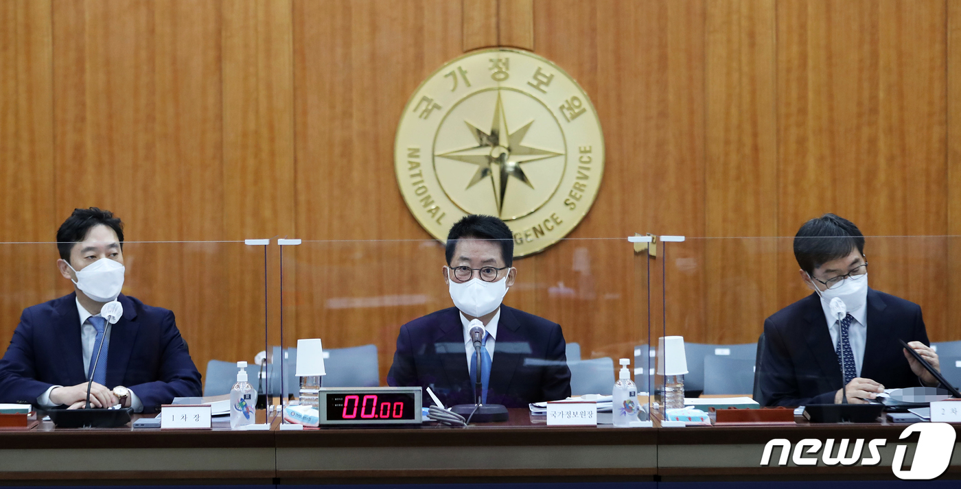 (서울=뉴스1) 국회사진취재단 = 박지원 국가정보원장(가운데)이 28일 국정원에서 열린 정보위원회의 국정원 국정감사에 출석, 감사준비를 하고 있다. 왼쪽부터 윤형중 1차장, 박지원 …