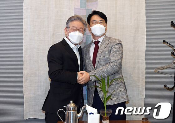 이재명 더불어민주당 대선 후보와 박용진 의원이 28일 오후 서울 영등포구 여의도의 한 식당에서 열린 오찬회동에서 기념촬영을 하고 있다. 국회사진취재단